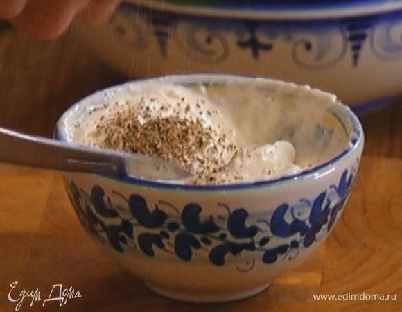 Соединить сметану с хреном, поперчить и перемешать.