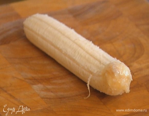 Банан почистить и нарезать кусочками.