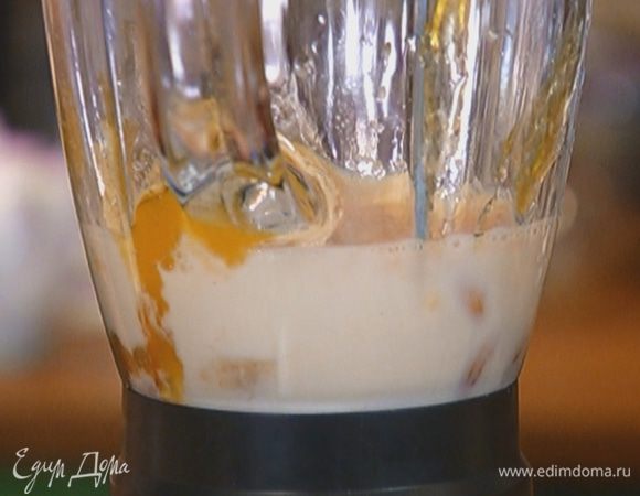 Поместить в блендер банан, миндаль, добавить мед, влить молоко и ванильный экстракт и все взбить.