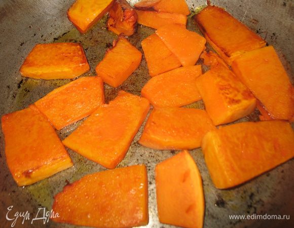 Тыкву смазать маслом и запечь в духовке до мягкости.