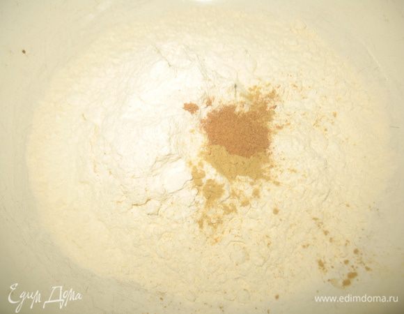 В миску просеять муку, соду, лимонную кислоту и соль. Добавить корицу, имбирь и перемешать.
