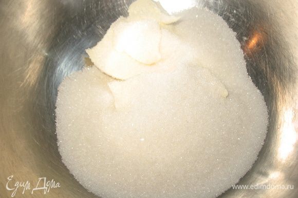 В большой миске взбить миксером размягченное сливочное масло с сахаром в течение 5-7 минут. Добавить яйца по одному, продолжая взбивать.