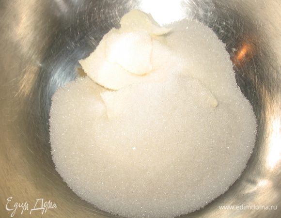 В большой миске взбить миксером размягченное сливочное масло с сахаром в течение 5-7 минут. Добавить яйца по одному, продолжая взбивать.