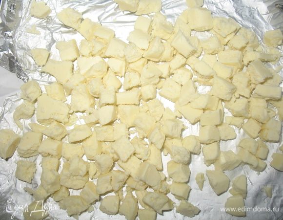 Шоколад разломать на небольшие кусочки. Добавить к тесту и аккуратно перемешать.