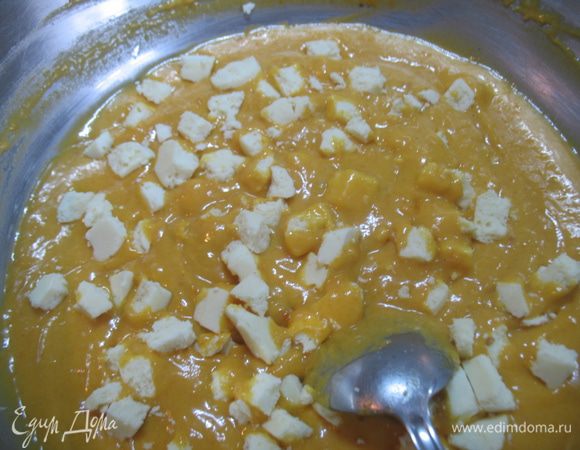 Духовку разогреть до 180 градусов. Наполнить формочки для маффинов готовым тестом. Выпекать в заранее разогретой духовке 20 минут. Проверить готовность зубочисткой, она должна выходить из теста сухой. Вынуть капкейки из духовки и дать им полностью остыть. (У меня они остыть не успели).
Приятного аппетита!