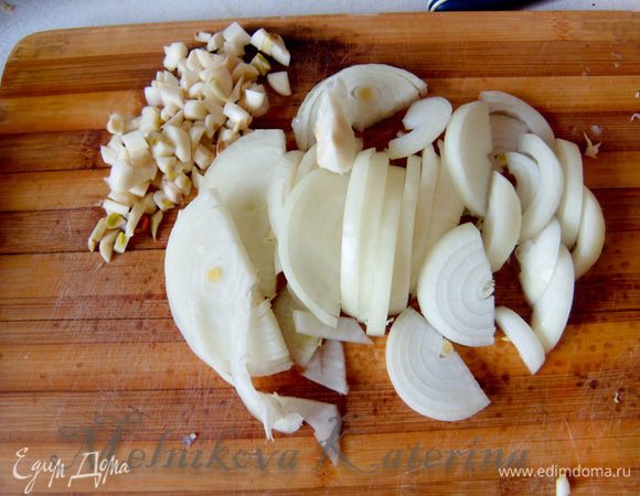 Мелко порубить чеснок. Нарезать полукольцами лук. 