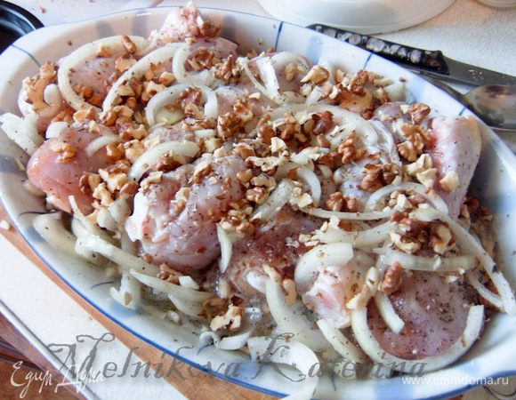 Разогреть духовку на 200-220 градусов. В форму для запекания выложить лук, чеснок, добавить масло, уксус, сахар, соль, специи, орехи. Выложить ножки. Тщательно все перемешать руками. 