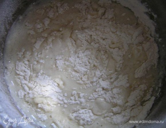 муку смешать с солью и разрыхлителем, постепенно добавляя сухие ингредиенты к жидким, 