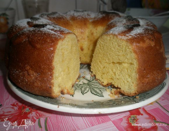 Отделить белки от желтков. К желткам добавьте сахар и растительное масло и хорошо взбейте, после чего добавьте молоко и еще раз взбейте. Муку просейте в смесь к желткам, перемешайте до однородности. Отдельно взбейте белки в крепкую пену и аккуратно введите их в основную массу. Залейте массу в подготовленную форму и отправте в духовку на 30-40 минут при температуре 175 градусов.
