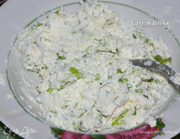 Добавить пармезан, натертый на сырной терке, измельченную петрушку, базилик, хорошо растереть до однородности. Посолить, поперчить по вкусу.