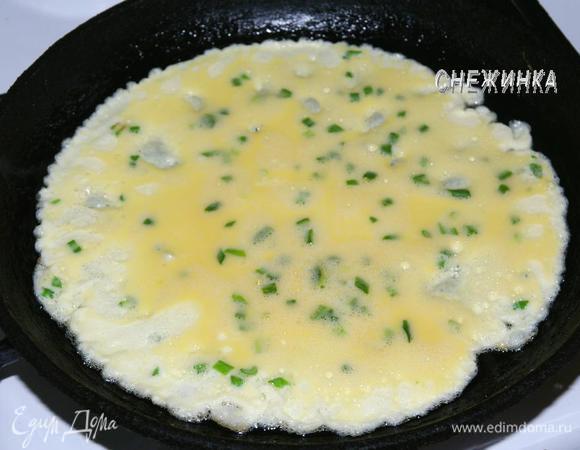 На сковороде (небольшого диаметра, у меня 19 см.) разогреть немного оливкового масла. Вылить приблизительно треть яичной массы, распределяя по всей поверхности.
