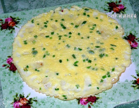 Аккуратно выложить на доску или тарелку. Таким же образом приготовить еще 2 омлета.