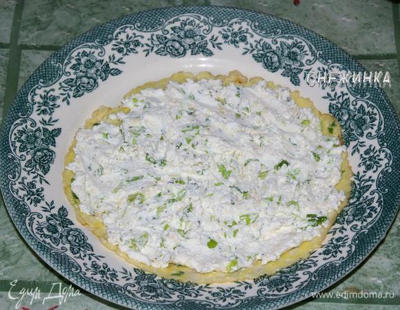 Дать немного остыть омлету. Начинку визуально разделить на 3 части. Одну часть распределить по омлету.