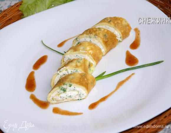 Дать немного настояться, чтобы начинка пропитала омлет, и нарезать по диагонали на 6-8 кусочков каждый омлет. Можно оставить их на ночь, а при подаче нарезать.