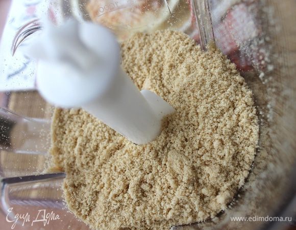 Печенье измельчите при помощи блендера в крошку. Далее предлагается добавить в блендер все остальные ингредиенты и смешать их до однородности.