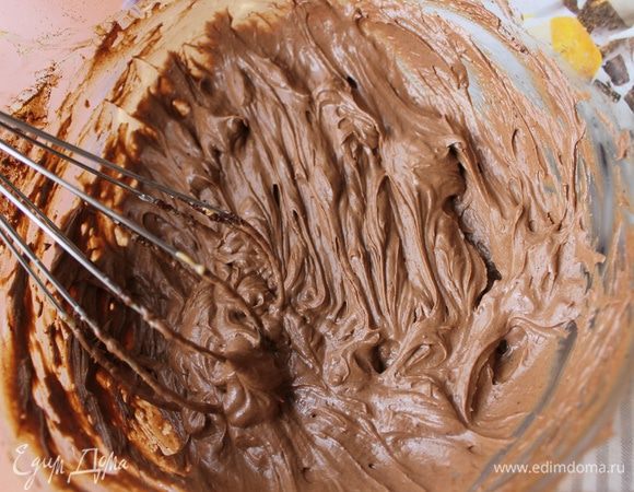 Я немного отступила от технологии. Дело в том, что я не очень люблю мыть жирный блендер. Поэтому размягчённое масло я взбила со сгущёнкой и какао в глубокой ёмкости до однородной пышной массы. И добавила 2 ст.л. коньяка, т.к. у нас уже все взрослые.