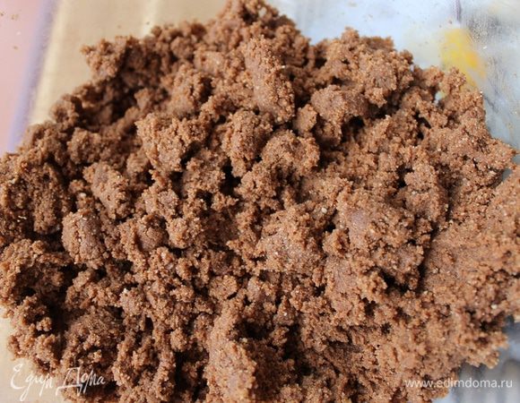 В масляный крем добавляем песочную крошку в 3 приёма. Вымешиваем ложкой до однородной массы. Масса получилась не слишком вязкая, поэтому в холодильник (как предлагалось) я её ставить не стала, а сразу же слепила пирожные.