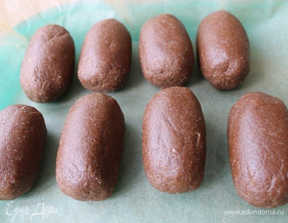 Получилось 9 штук. Их я поставила в холодильник, чтобы немного застыли. В это время растопила на водяной бане плитку белого шоколада.