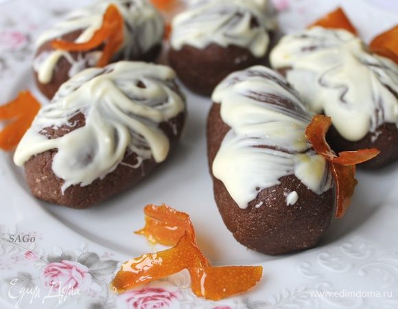 Готовые пирожные нужно было полить растопленным шоколадом, но у меня получалось не очень красиво, пока в голову не пришла мысль взять силиконовую кисточку и нанести шоколад при помощи неё. Очень увлекательным оказалось это занятие, кое-где даже цветы получились:) К тому же при помощи кисточки толщину слоя вы можете регулировать по своему усмотрению. Мы, к примеру, не любим толстый слой шоколада, у меня из заявленных 100 г ушла только половина. Украшенные пирожные поставьте в холодильник для застывания глазури. При подаче украсьте цукатами. Я приготовила заранее по этому рецепту (шаг 8,9): http://www.edimdoma.ru/recipes/38276