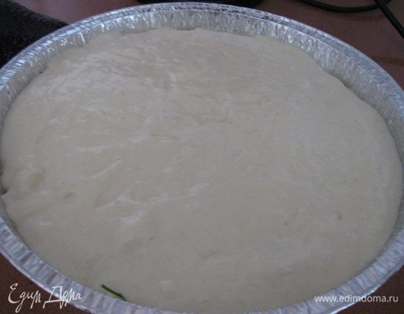 Сверху выливаем оставшуюся часть теста