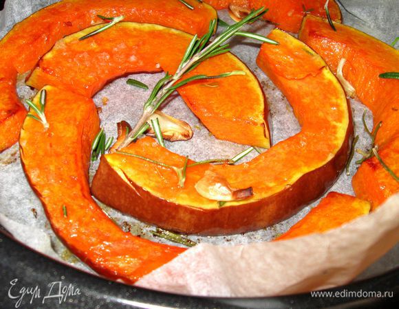 Присыпать мякоть тыквы сахаром и солью ,уложить в форму для запекания. В форму добавить чеснок и розмарин. Запечь тыкву в духовке при 200 градусах в течении 15-20 минут. Готовность проверить зубочисткой : она должна легко протыкать мякоть тыквы.