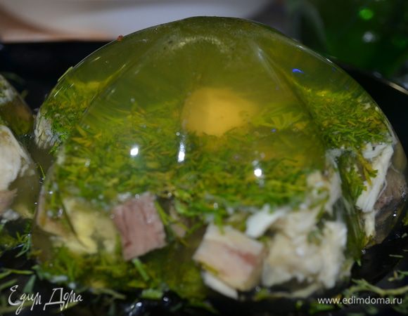 Второю половину желатина замочить в 1/2 стакана воды, после набухания, распустить в микроволновке. Смешать с  отставшей частью бульона. Все грибы измельчить и добавить к мясу. Поперчить, добавить немного укропа и все тщательно перемешать. Положить гриб , шляпкой вниз на желе и обсыпать вокруг большим количеством укропа. Выложить сверху смесь с мясом и все тщательно залить бульоном , смешанным с желатином. Поставить на ночь в холодильник. МИР ВАМ!