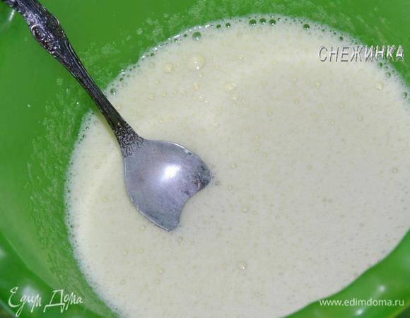 Яйцо взбить с сахаром и ванилью миксером.