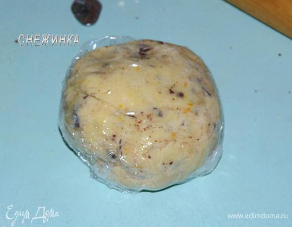 Добавить цельный миндаль и кусочки шоколада. Вмешать в тесто. Готовое тесто завернуть в пленку и убрать в холодильник минимум на 30 минут.