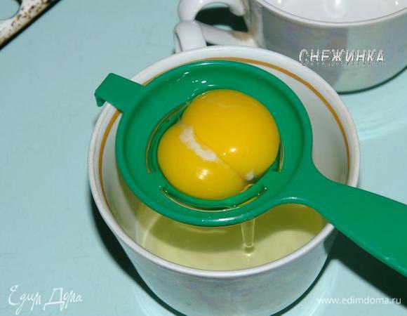 Духовку разогреть до 190С. Подготовить смазку. Отделить желток и смешать с небольшим количеством молока. На фото видно, что в яйце было 2 желтка))