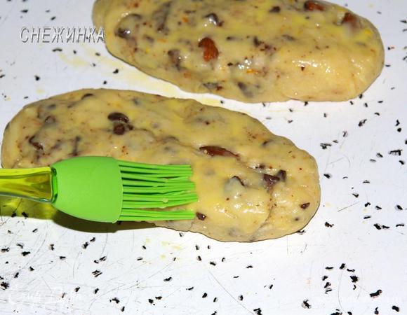 Из теста слепить 2 батончика. Они должны быть шириной не больше 8 см. и высотой 1-2 см., не слишком плоские. Смазать. Поставить в разогретую духовку на 20 минут.