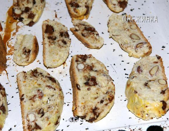 Батончики достать из духовки, дать совсем немного остыть. Порезать немного наискосок на тонкие ломтики. Положить обратно на противень (как раз получается целый противень) и снова отправить в духовку на 10 минут, подсушить.
