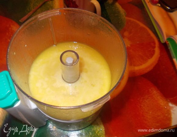 Картофель отварить,охладить и нарезать ломтиками.Салат порвать руками или нарезать, огурцы и яблоки нарезать тонкими ломтиками, лук кольцами, кукурузу на несколько частей.Для соуса в блендере взбить масло,уксус,сок лайма,соль,перец,сахар и горчицу.