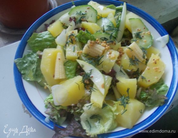 Все ингредиенты смешать,заправить соусом,перемешать и посыпать укропчиком.