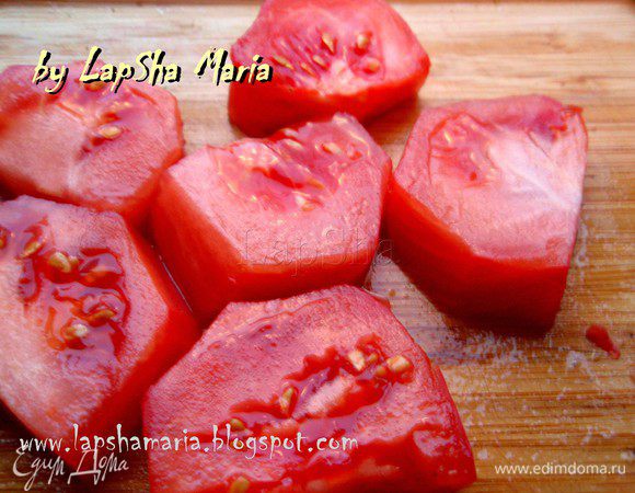 Помидор нарежем на 8 небольших кусочков.
