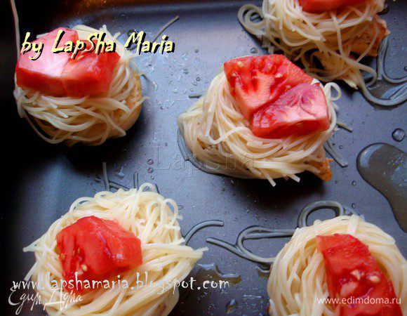 Теперь по кусочку помидорки на каждое гнездо.