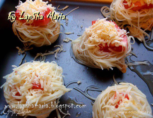 И присыпаем аккуратно сыром, натертом на мелкой терке. 