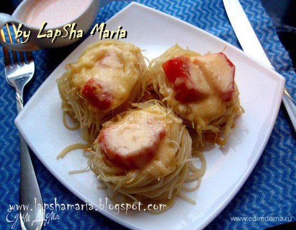 Ставим в духовку при температуре 220 буквально на минут 5-10, чтобы сыр расплавился и чуть подрумянился, но макароны при этом не стал сухими. Приятного аппетита!  