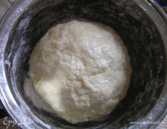 замесить тесто. Убрать в холодильник на полчаса.