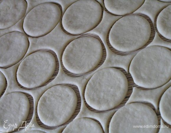 Тесто раскатать толщиной 2-4 мм, вырезать кружочки