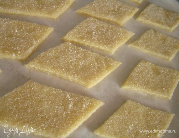 Для сладкого печенья можно просто обмакнуть в сахар каждую фигурку с одной стороны. Дополнительно можно украсить сухофруктами. Еще можно растолочь орехи с сахаром и также обмакивать каждое печенье с одной стороны в ореховую смесь.