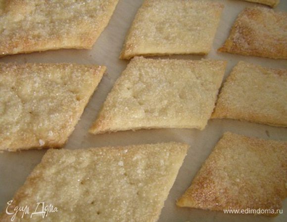 Выложить печенье на противень, проколоть вилкой в нескольких местах. Выпекать при 200*С около 15-25 минут до румяного цвета. 