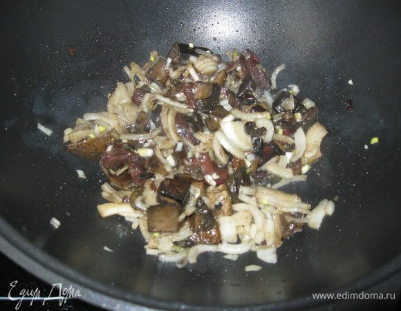 Потом выложил лук и спассировал. 