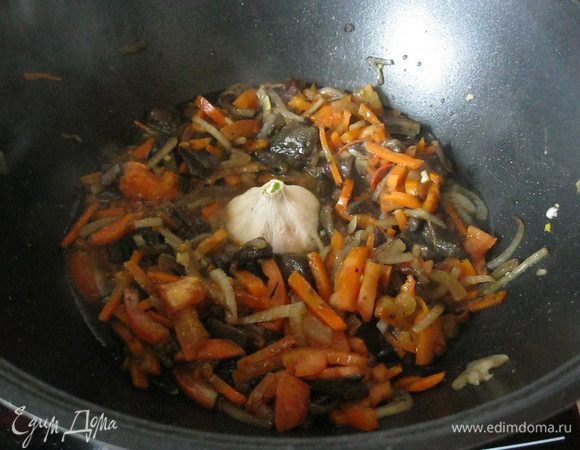 У головки чеснока срезал нижнюю часть и воткнул в получившийся зервак. Накрыл крышкой и оставил тушиться пять минут на среднем огне.