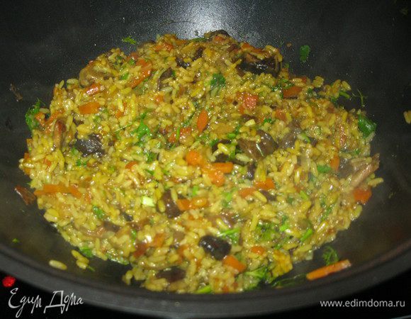 Через полчаса, рис приготовился. Можно было бы подождать подольше, но мне нравится, когда рис чуть-чуть не доварен. Осталось щедро посыпать зеленью и перемешать.
Горячий, душистый плов выложил на тарелку, а рядом положил дольки тушеного чеснока. Для желающих, поставил на стол соусник со свежее выжатым лимонным соком и черный перец. Получилось не хуже мясного. Рис мягкий и рассыпчатый, с легким ароматом чеснока. Перца можно было бы положить и побольше, но это можно исправить в тарелке.
