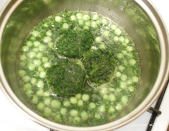 Шпинат с небольшим кол-ом воды разморозить в кастрюльке с горохом, посолить, добавить любимые специи