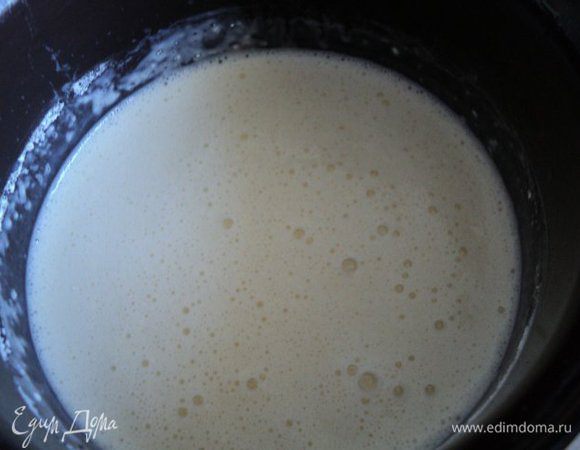 Испечь блинчики по вашему любимому рецепту. Необходимо 15шт блинчиков. Я готовила блинное тесто на основе смеси сливок и молока: в сливки добавить яйца, сахар, соль, взбить венчиком или миксером. Добавить 1 стакан муки, перемешать, добавить горячее молоко, растительное масло и добавить, постоянно помешивая, оставшуюся муку довести тесто до консистенции жидкой сметаны. Дать тесту постоять 20-30мин.