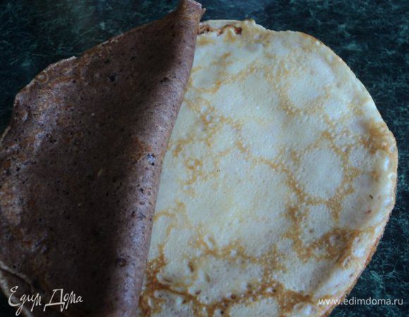 Хорошо нагреть сковородку, смазать растительным маслом и испечь тонкие блинчики. Я в конце выпечки добавила в тесто 1ст. ложку какао и испекла несколько шоколадный блинчиков. Блинчики сложить стопкой, смазывая растопленным сливочным маслом.