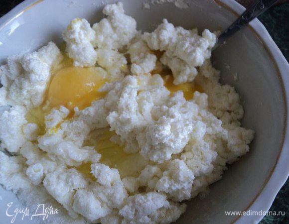 Творог протереть через сито, добавить 3ст.ложки сметаны, яйца, сахар, ванильный сахар, хорошо перемешать