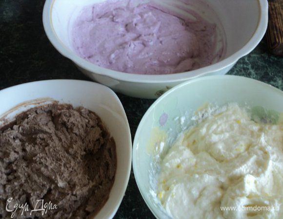 Разделить творожную массу на 3 части. В одну часть добавить какао и 1ст.ложку сметаны, перемешать. Во вторую часть добавить пюре из протертой через сито черной смородины и крахмал, перемешать до однородной массы. В третью часть добавить цедру лимона.
