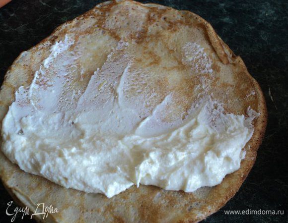 На половину блинчика выложить начинку и свернуть его рулетиком. Всего свернуть по три блинчика с разными начинками.